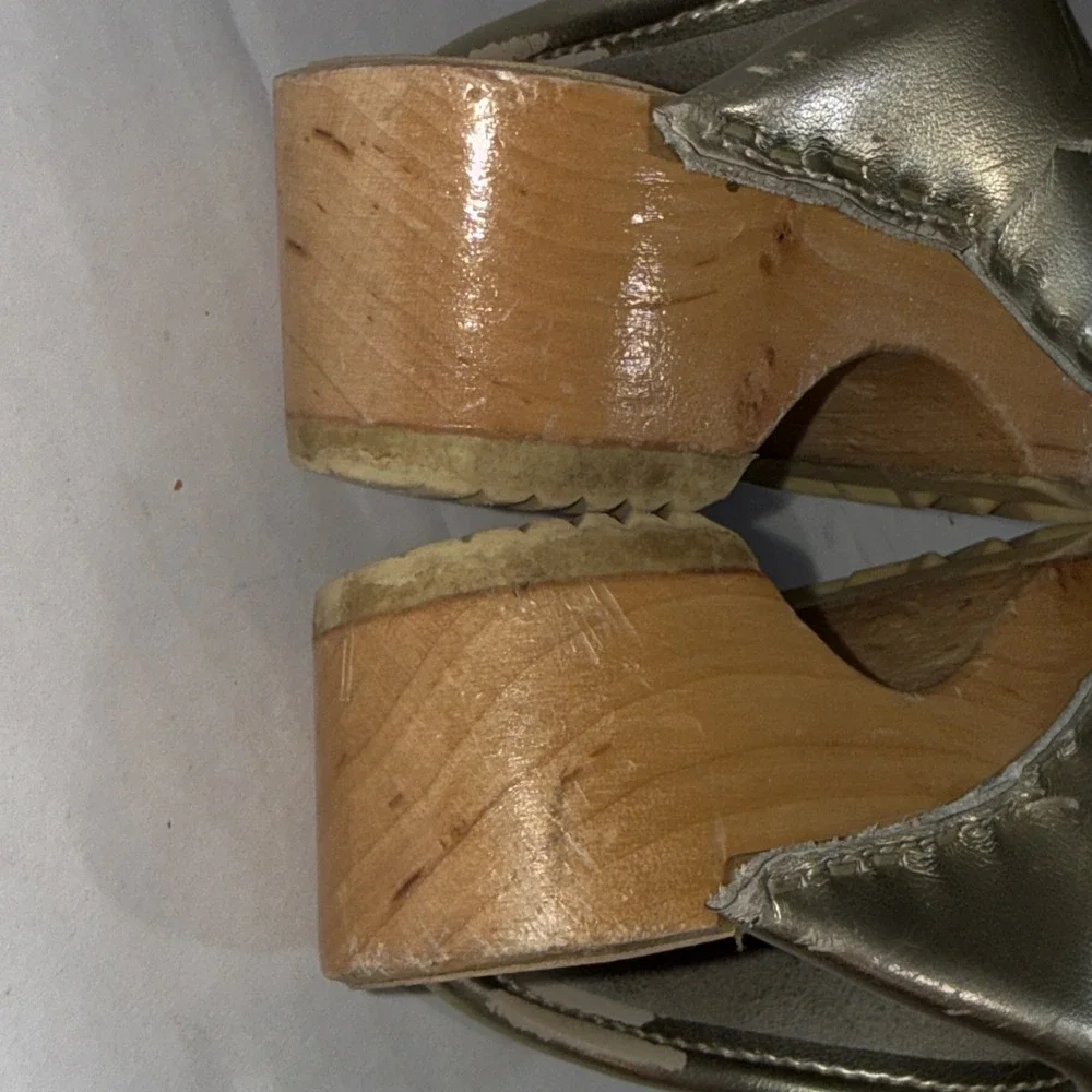 Sven Girls Swedish Made Gold‎ Metallic Leather Heart Wooden Bottom Clogs Size 23